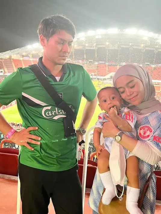 <p>Gaya rival kompak Rizky Billar sang penggemar klub Liverpool dan Lesti penggemar Manchester United. Keduanya tampil seru dengan klub kebanggaan masing-masing.</p>