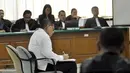Terdakwa dugaan kasus gratifikasi terkait Hambalang, Anas Urbaningrum mendengarkan pembacaan berkas dakwaan dalam sidang vonis di Pengadilan Tipikor, Jakarta, (24/9/14). (Liputan6.com/Miftahul Hayat)