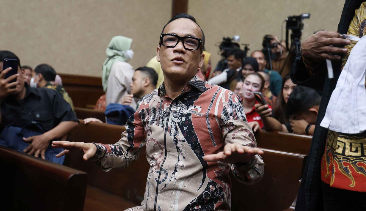 Mantan Wakil Menteri Ketenagakerjaan (Wamenaker), Immanuel Ebenezer Gerungan namalain Noel, saat menanti waktu penyelenggaraan sidang pembacaan tuntutan dari Jaksa Penuntut Umum (JPU) atas kasus dugaan pemerasan dan penerimaan gratifikasi mengenai pengurusan sertifikasi Keselamatan dan Kesehatan Kerja (K3) di lingkungan kementerian Ketenagakerjaan di Pengadilan Tindak Pidana Korupsi, Jakarta, Senin (18/5/2026). (Kapanlagi.com/Budy Santoso)