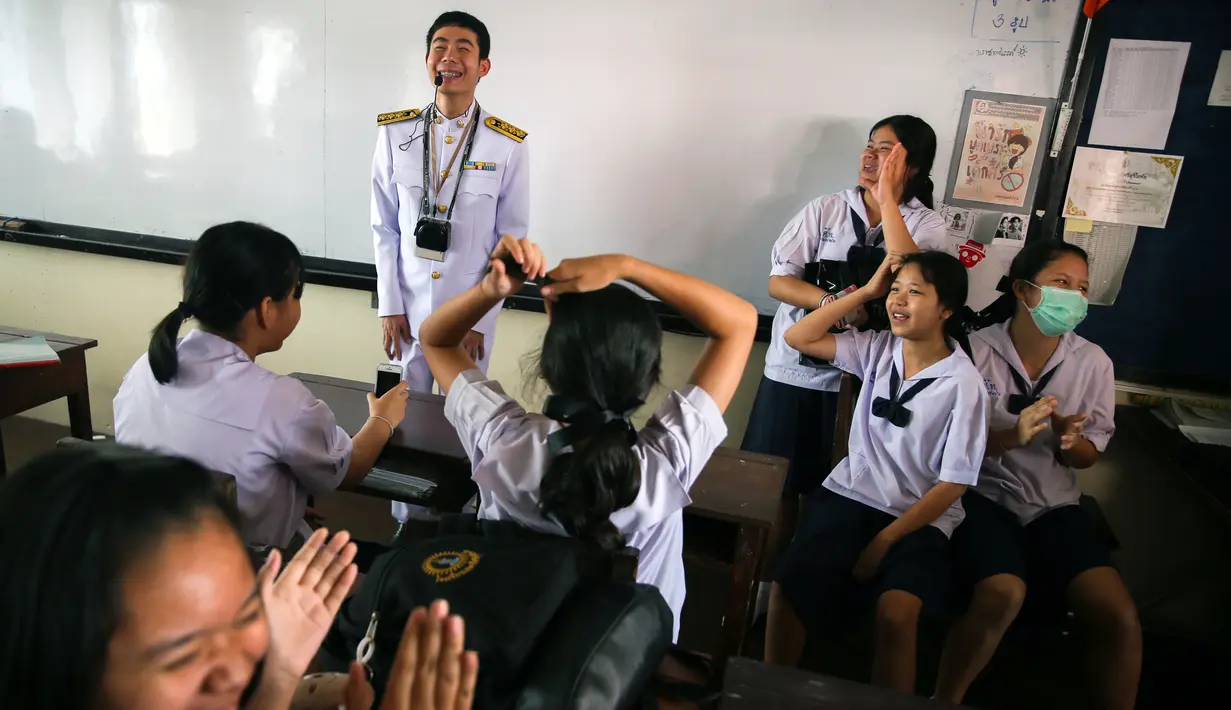 Seorang guru tunanetra, Damkerng Mungthanya tersenyum ketika para siswa menyanyikan lagu untuknya di sekolah Satri Si Suriyothai di Bangkok, 15 Februari 2019. Damkerng merupakan guru Bahasa Inggris di Sekolah Menengah.  (REUTERS/Athit Perawongmetha)