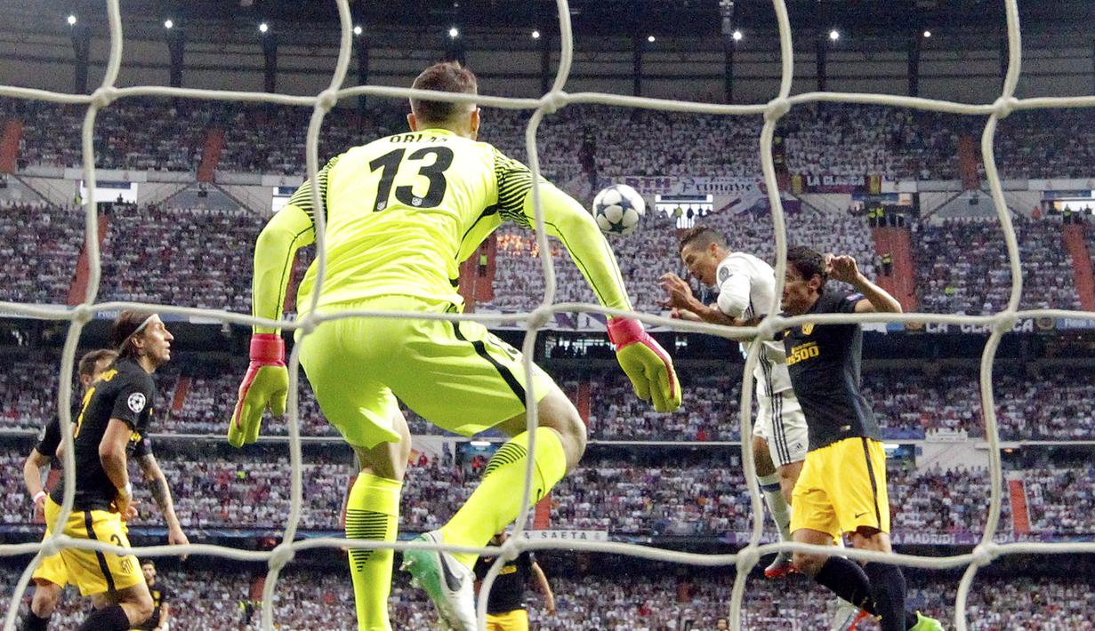 Sundulan mematikan Cristiano Ronaldo ke gawang Atletico Madrid pada laga leg pertama semifinal Liga Champions di Santiago Bernabeu stadium, Madrid, ( 2/5/2017). Real Madrid menang 3-0. (AP/Francisco Seco)