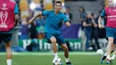 Pemain Real Madrid, Cristiano Ronaldo menggiring bola selama sesi latihan jelang final Liga Champions di NSC Olimpiyskiy Stadium, Kiev, Jumat (25/5). Final Liga Champions akan mempertemukan Real Madrid melawan wakil Inggris, Liverpool. (AP/Pavel Golovkin)