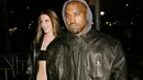 Kanye West dan Julia Fox sedang jadi sorotan. Pasangan ini terus tampil di depan publik dengan dandanan yang tak biasa.