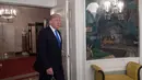Presiden AS Donald Trump saat tiba di Ruang Diplomatik untuk memberikan pernyataan terkait penembakan terhadap Steve Scalise di Gedung Putih di Washington (14/6). (AFP Photo/Nicholas Kamm)