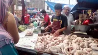Sekitar seratus pedagang ayam di Garut memilih tak membuka lapaknya selama dua hari ini. Harga ayam meroket hingga Rp 50 ribu per kilogram. (Liputan6.com/Jayadi Supriadin)