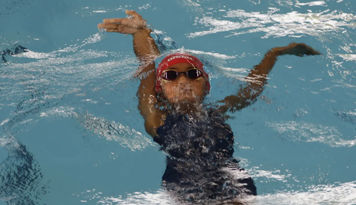 Perenang Indonesia, Chika Kania, saat mengikuti Jakarta Open 2019 di Stadion Aquatic, Jakarta, Jumat (27/9). Turnamen ini merupakan Kualifikasi PON XX Papua dan seleksi akhir Tim Renang SEA Games 2019. (Bola.com/Vitalis Yogi Trisna)