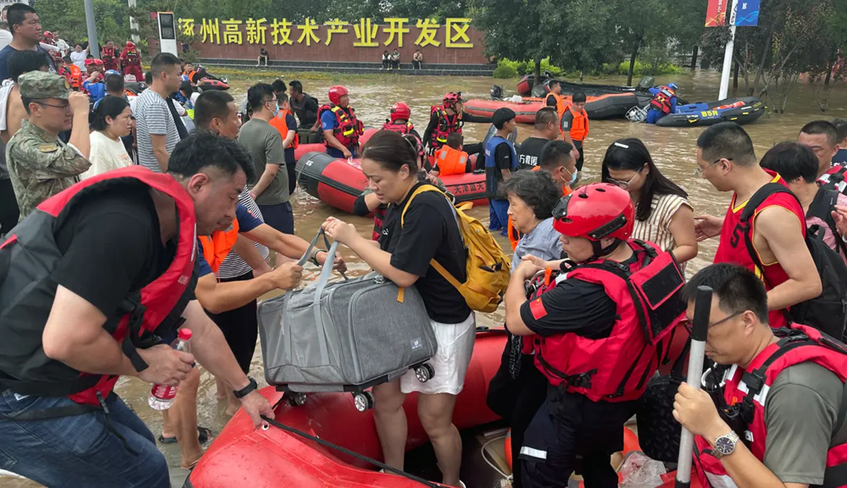 Menurut kantor berita resmi Xinhua, sekitar 125.000 warga Zhuozhou dari daerah berisiko tinggi dipindahkan ke tempat penampungan. (AP Photo/Andy Wong)