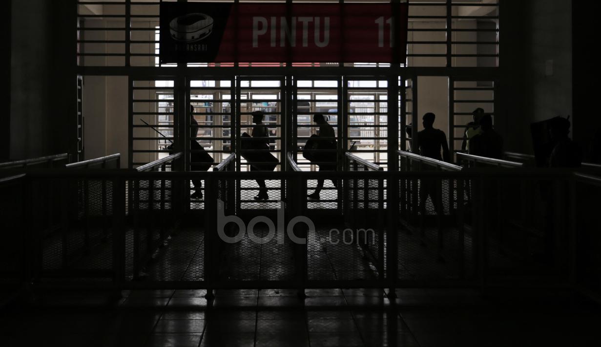 Aparat kemanan bersiap mengamankan laga Final Piala AFF 2016 leg pertama di Stadion Pakansari, Bogor, (14/12/2016). (Bola.com/Nicklas Hanoatubun)