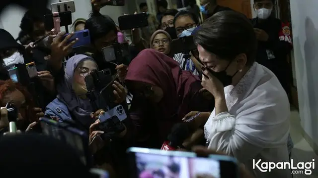 6 Potret Suasana Rumah Duka Mendiang Rima Melati Disemayamkan, Diiringi Tangis Haru