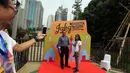 Calon Gubernur Basuki Tjahaja Purnama (Ahok) berpose bersama warga saat mengunjungi acara Jakarta Beragam (JakGram) di Plaza Selatan, Gelora Bung Karno, Jakarta, Sabtu (15/4). (Liputan6.com/Johan Tallo)