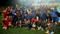 Pemain Arema Cronus berpose usai meraih kemenangan di final SCM Cup 2015 di Stadion Jakabaring,Selasa (27/1/2015). Arema Cronus unggul 1-0 atas Sriwijaya FC. (Liputan6.com/Johan Tallo)