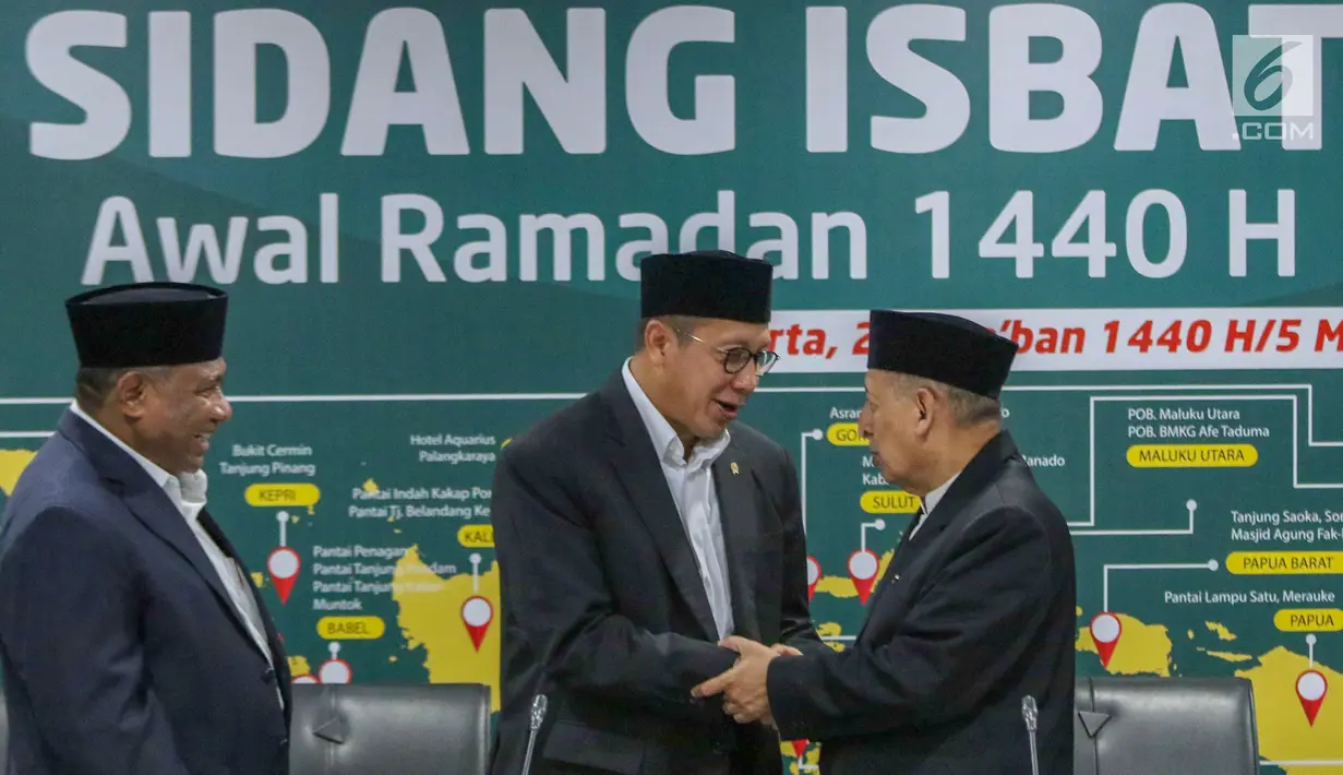 Menteri Agama Lukman Hakim Saifuddin bersalaman dengan Ketua MUI Abdullah Jaidi menyampaikan hasil Sidang Isbat penentuan awal Ramadan 1440 Hijriah di Kementerian Agama, Jakarta, Minggu (5/5/2019). Pemerintah menetapkan 1 Ramadan 1440 H jatuh pada Senin, 6 Mei 2019. (Liputan6.com/Helmi Fithriansyah)