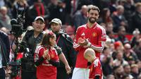 Gelandang Manchester United, Bruno Fernandes, tersenyum di lapangan setelah penampilan kandang terakhir mereka dalam pertandingan Liga Inggris antara Manchester United melawan Nottingham Forest di Old Trafford, Manchester, Inggris barat laut, pada 17 Mei 2026. United memenangkan pertandingan tersebut dengan skor 3-2. (Darren Staples / AFP)