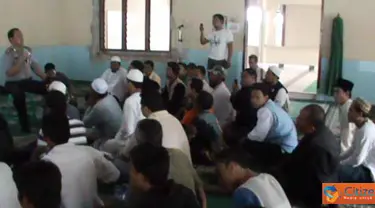Citizen6, Medan: Massa sebuah organisasi kemasyarakatan berkumpul guna mencegah upaya pembongkaran Masjid Al-Ikhlas di Medan Sumatra Utara. (Pengirim:Afrian Effendi Lubis)
