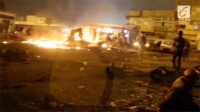 Begini kondisi usai ledakan dahsyat dua bom mobil di depan sebuah masjid  di kawasan Al-Sleimani.