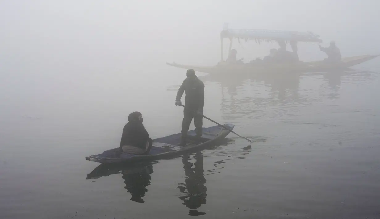 Jarak pandang di kota ini telah berkurang hingga kurang dari 50 meter karena tertutup kabut. (AP Photo/Dar Yasin)