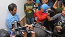 Daniel Cesar, supir taksi yang menabrak anggota Polantas di kawasan Cawang Jakarta memberikan keterangan pers, Kamis (1/10/2015). (Liputan6.com/Faisal R Syam)