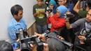 Daniel Cesar, supir taksi yang menabrak anggota Polantas di kawasan Cawang Jakarta memberikan keterangan pers, Kamis (1/10/2015). (Liputan6.com/Faisal R Syam)