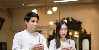 Sebelum menikah, Nong Poy menjalani berbagai prosesi. Dalam salah satu prosesi tersebut Nong mengenakan kebaya putih dipadukan kain batik motif flowernya. Credit: @poydtreechada.