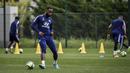 Penyerang Olympique Lyon, Moussa Dembele, melakukan latihan di Decines-Charpieu Groupama, Prancis, Rabu (10/6/2020). Olympique Lyon melakukan persiapan Jelang leg kedua babak 16 besar Liga Champions melawan Juventus. (AFP/Jeff Pachoud)