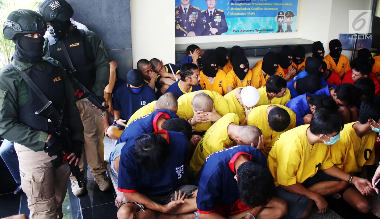 Puluhan tersangka tindak kejahatan dihadirkan saat rilis hasil operasi cipta kondisi Ramadan di Polda Metro Jaya, Rabu (21/6). Operasi ini dilakukan untuk mengantisipasi kejahatan jalanan seperti begal, geng motor dan tawuran. (Liputan6.com/Angga Yuniar)