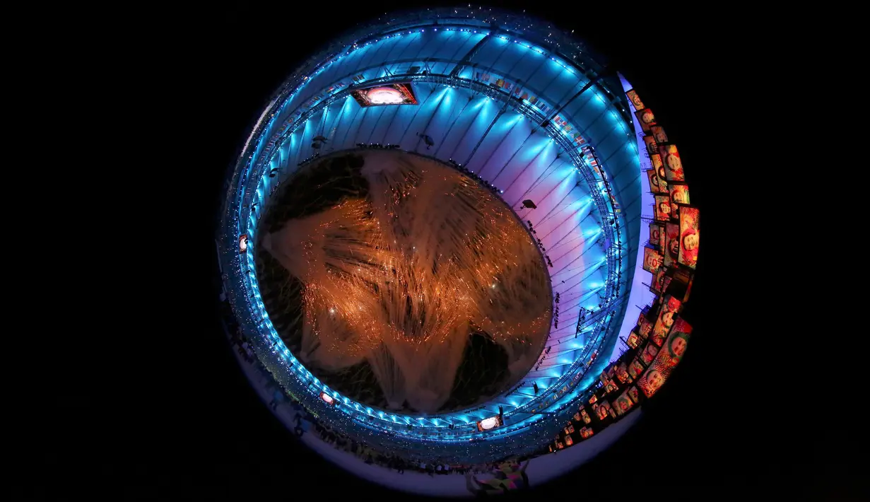 Pesta Kembang api meriahkan pembukaan Olimpiade 2016 di Rio de Janeiro, Brasil, (5/8). Pembukaan olimpiade 2016 bertema ekologi, keanekaragaman dan sukacita, acara menyambut 10.500 atlet lebih dari 200 negara di seluruh dunia. (REUTERS/Stefan Wermuth)
