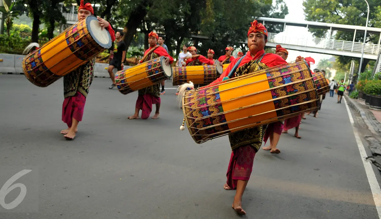 Seniman menampilkan kesenian Gendang Beleq dalam Parade Budaya Lombok Sumbawa 2016 di kawasan Thamrin, Jakarta, Minggu (17/7). Parade ini memperkenalkan seni dan budaya NTB menyambut kegiatan Visit Lombok Sumbawa tahun 2016. (Liputan6.com/Gempur M Surya)