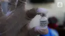 Petugas medis menunjukkan vaksin Pfizer dosis pertama untuk warga di Kecamatan Beji, Depok,Rabu (1/9/2021). Vaksinasi akan berlangsung selama lima hari, mulai 1 September hingga 5 September 2021. (Liputan6.com/Johan Tallo)