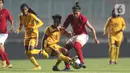 Pemain tengah Timnas Putri Indonesia, Zahra Muzdalifah (kedua kanan) berebut bola dengan gelandang Sri Lanka, Mahamage Achala Sanjeewani Perera saat laga persahabatan di Stadion Pakansari, Kab Bogor, Sabtu (16/11/2019). Indonesia menang telak 5-0 atas Sri Lanka. (Liputan6.com/Helmi Fithriansyah)