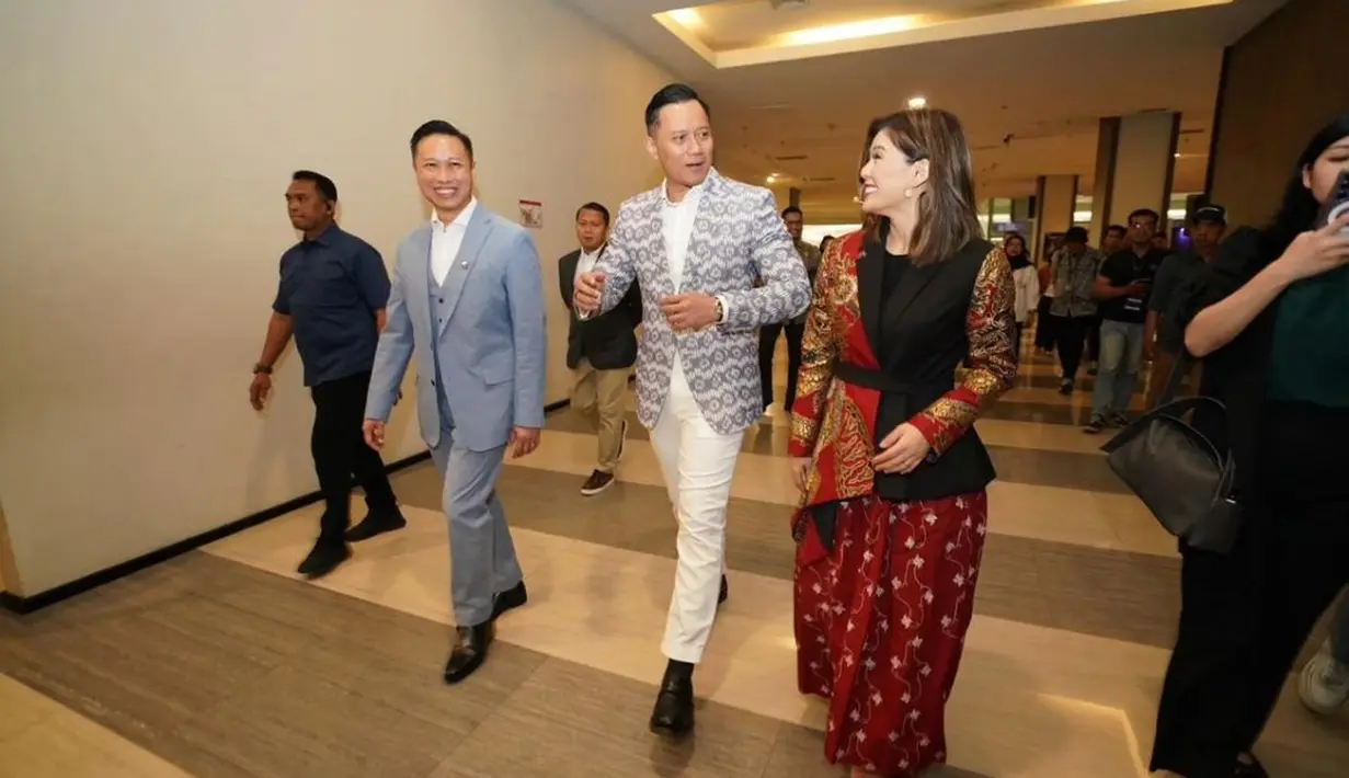 Merry Riana selesaikan tampilannya dengan heels nude tanpa aksesori berlebih [@agusyudhoyono]