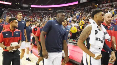 Pemain New Orleans Pelicans meninggalkan lapangan setelah gempa bumi berkekuatan magnitudo 7,1 mengguncang Thomas & Mack Center selama pertandingan melawan New York Knicks pada NBA Summer League 2019 di Las Vegas, Nevada (5/7/2019). (AFP Photo/Ethan Miller)