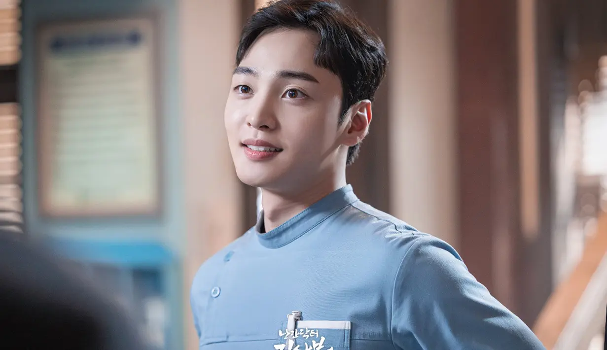 Ekspresi Park Eun Tak saat melihat kehadiran Kang Dong Joo kembali ke RS Doldam setelah lebih dari enam tahun. (Foto: SBS via Soompi)