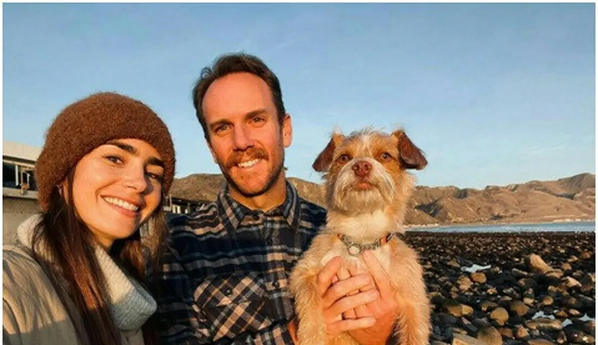 Saat merayakan tahun baru 2021 bersama, Lily dan Charlie mengajak anjing Redford kesayangan mereka. (Foto: Instagram @lilyjcollins)