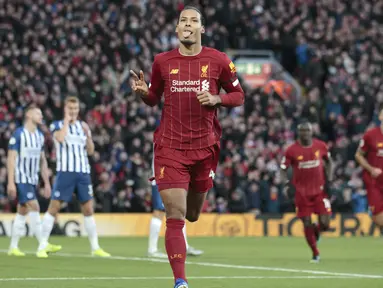 Bek Liverpool, Virgil van Dijk berselebrasi usai mencetak gol keduanya ke gawang  Brighton and Hove Albion pada pertandingan lanjutan Liga Inggris di Stadion Anfield (30/11/2019). Liverpool menang tipis atas Brighton 2-1. (AP Photo/Jon Super)