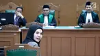 Aktris Nikita Mirzani menjalani persidangan isbat dan perceraian pernikahan sirinya dengan pengusaha Dipo Latief di Pengadilan Agama Jakarta Selatan, Rabu (29/8). Nikita terlihat hadir dengan mengenakan jilbab hitam. (Liputan6.com/Immanuel Antonius)