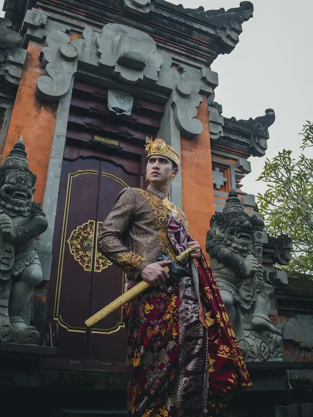 7 Potret Verrel Bramasta Pakai Baju Adat Bali, Makin Menawan
