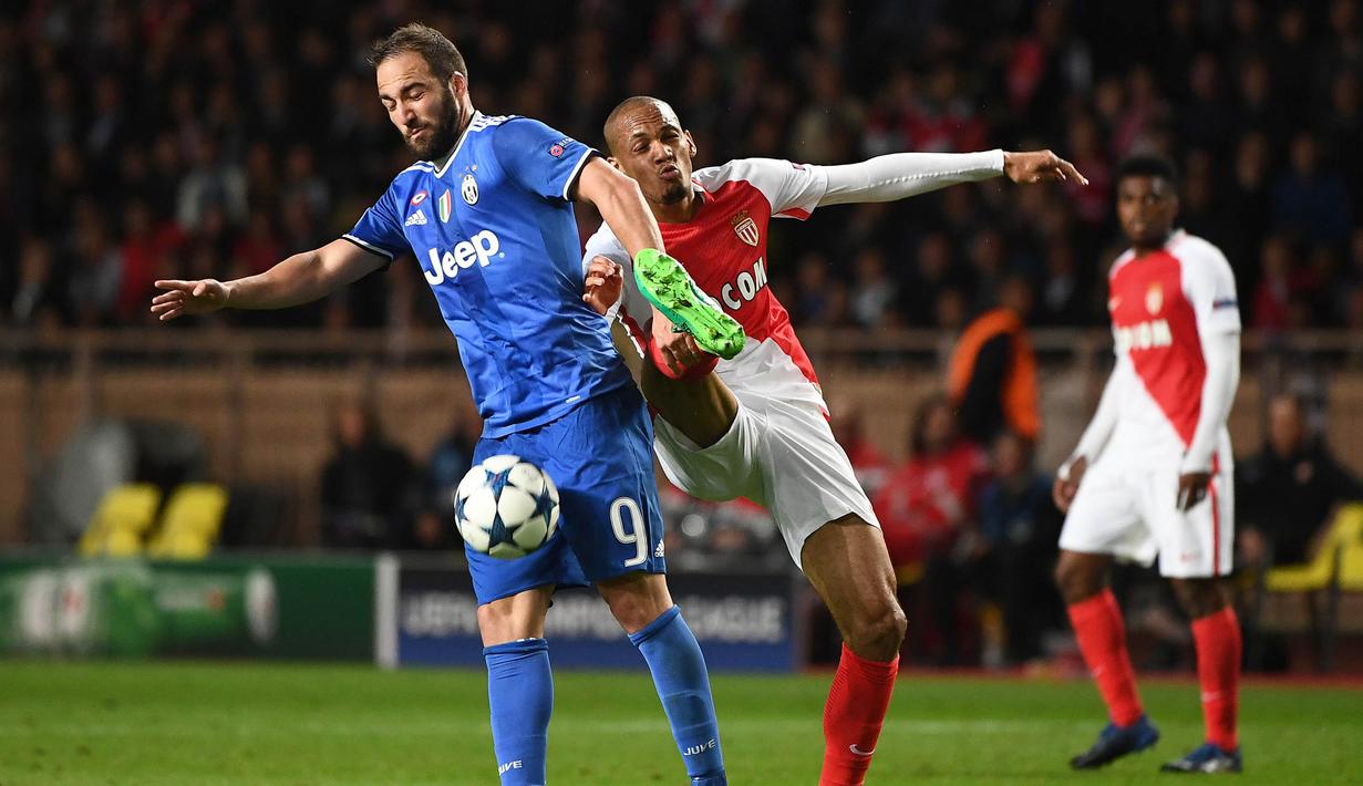 Striker Juventus, Gonzalo Higuain, berebut bola dengan bek Monaco, Fabinho, pada laga Liga Champions di Stadion Stade Louis II, Monaco, Rabu (3/5/2017). Monaco kalah 0-2 dari Juventus. (AFP/Boris Horvat)