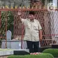 Prabowo menyapa warga yang menyaksikan kehadirannya berziarah ke makam ayahnya di TPU Karet BIvak Jakarta. (Liputan6.com/Angga Yuniar)