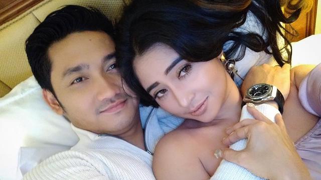Hasil gambar untuk dewi persik dan suami