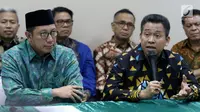 Sekjen Kemenag, M Nur Kholis (kanan) bersama Menteri Agama, Lukman Hakim Saifuddin memberi pernyataan terkait OTT KPK terhadap dua pejabat kanwil Kemenag terkait dugaan jual beli jabatan, Jakarta, Sabtu (16/3). (Liputan6.com/Helmi Fithriansyah)