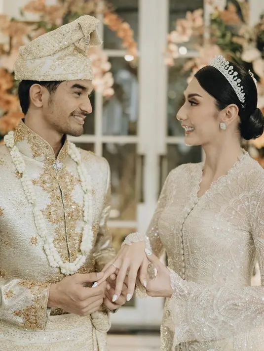 Tyas tampil dengan tiara untuk aksesori sanggulnya dari Rinaldy A Yunardi. Dengan makeup flawless namun tetap glam oleh MUA Hepi Herviana. [@morden.co]