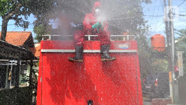 Aksi Damkar Diturunkan untuk Semprot Disinfektan Secara Gratis