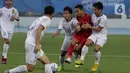 Gelandang Timnas Indonesia U-22, Evan Dimas, terjepit saat melawan Timnas Laos dalam pertandingan Grup B SEA Games 2019 di Stadion City of Imus Grandstand, Filipina, Kamis (5/12/2019). Timnas U-22 Indonesia berhasil melaju semifinal setelah mengalahkan Laos 4-0. (Bola.com/M Iqbal Ichsan)