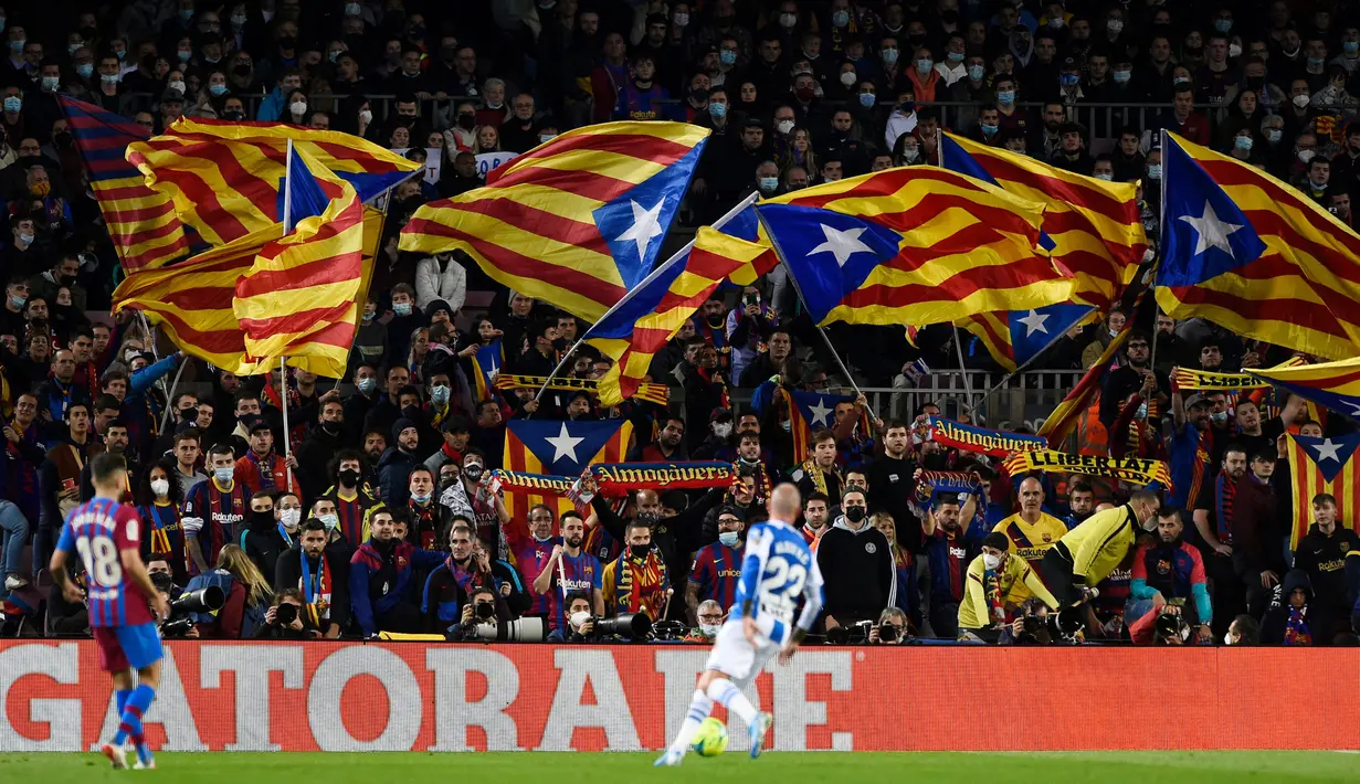 Berlaga di Camp Nou, mantan pelatih Al Sadd ini sukses membawa anak asuhnya menang tipis 1-0. Gol semata wayang Barcelona dicetak Memphid Depay dari titik penalti pada menit ke-48. (AFP/Josep Lago)
