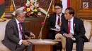 Presiden Joko Widodo berbincang dengan Presiden Bangladesh Abdul Hamid di Credential Hall, (27/1). Jokowi menyatakan Indonesia siap mendukung Bangladesh mencapai target keluar dari kelompok LDCs 2024 mendatang. (Liputan6.com/Pool/Rusman Biro Pers Setpres)
