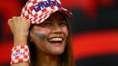 Seorang fans wanita Kroasia menghadiri pertandingan Grup F Piala Dunia Qatar 2022 antara Kroasia dan Belgia di Stadion Ahmad Bin Ali di Al-Rayyan, barat Doha pada 1 Desember 2022. (AFP/Gabriel Bouys)
