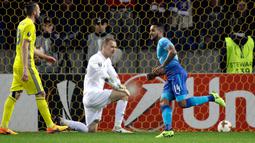 Pemain Arsenal, Theo Walcott melakukan selebrasi setelah berhasil mencetak gol ke gawang BATE Borisov dalam lanjutan fase Grup H Liga Europa 2017/18 di Borisov Arena, Kamis (28/9). Dua gol Theo Walcott mewarnai kemenangan The Gunners 4-2 (AP/Sergei Grits)