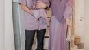 Kompak pakai baju nuansa ungu, netizen pun dibuat gemas dengan baby Moana yang mengenakan hijab kompak seperti sang ibu. @riaricis1975/@teukuryantr.