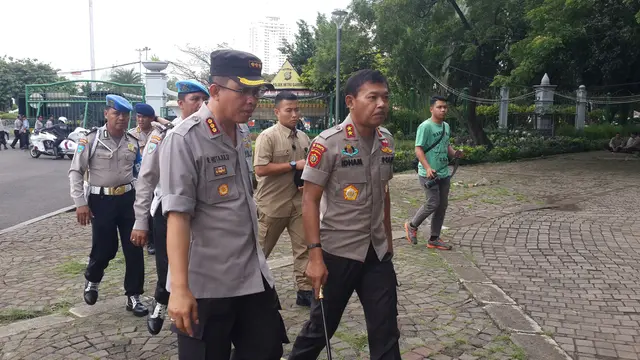 Kapolda Metro Jaya Irjen Idham Azis memantau persiapan pengamanan demo taksi online