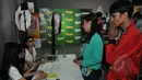 Para Cinemaholic saat menukarkan tiket untuk nonton bareng (nobar) film The Avengers : Age Of Ultron di Blitz Central Park, Jakarta, Sabtu (25/4/2015). (Liputan6.com/Andrian M Tunay)